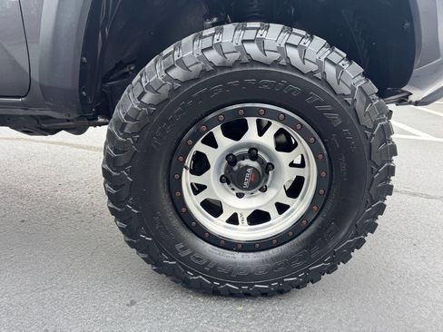 Used 2018 Toyota Tacoma TRD Off-Road w/ Technology Package image 22
