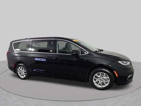Used 2024 Chrysler Pacifica Touring-L FWD image 2