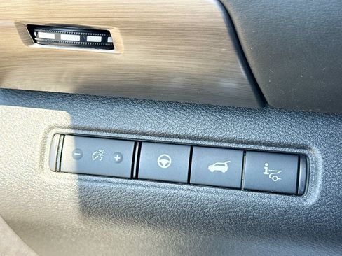 Used 2025 Nissan Pathfinder Platinum FWD image 37