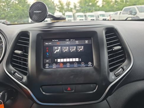 Used 2019 Jeep Cherokee Latitude w/ Popular Appearance Group FWD image 23