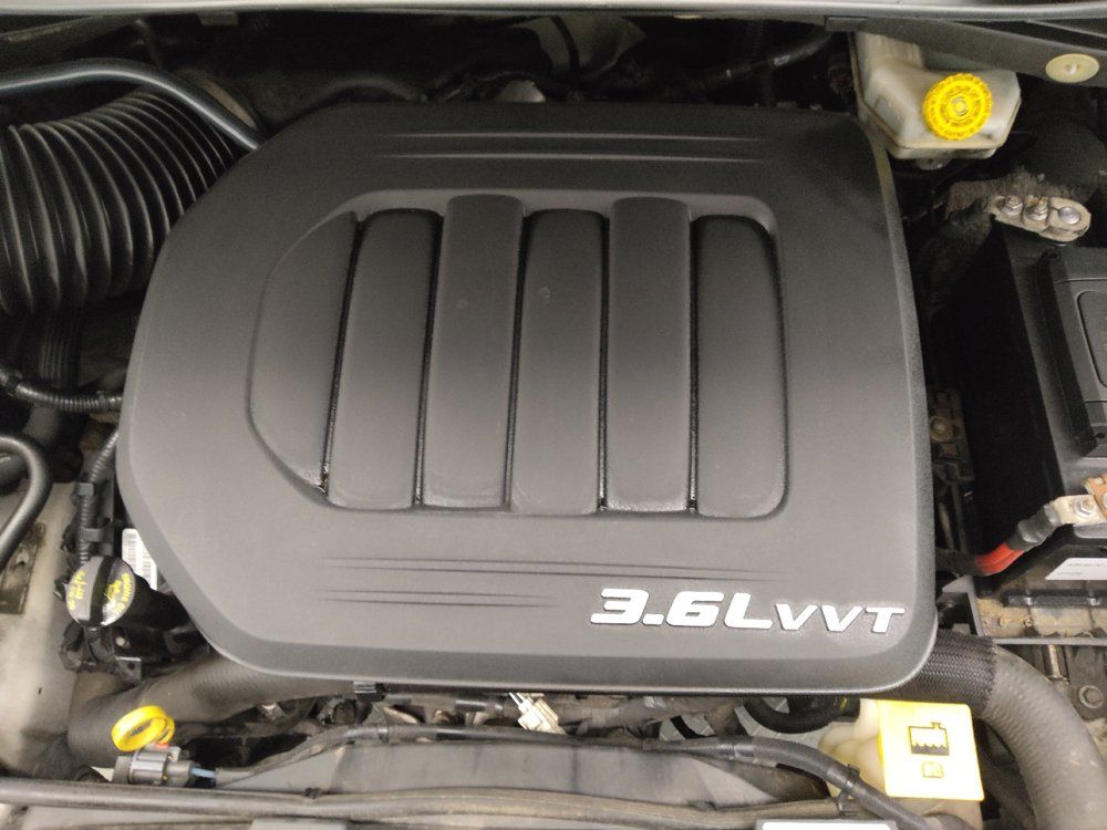 Used 2015 Chrysler Town & Country Touring FWD image 30