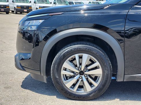 Used 2025 Nissan Pathfinder SL FWD image 9