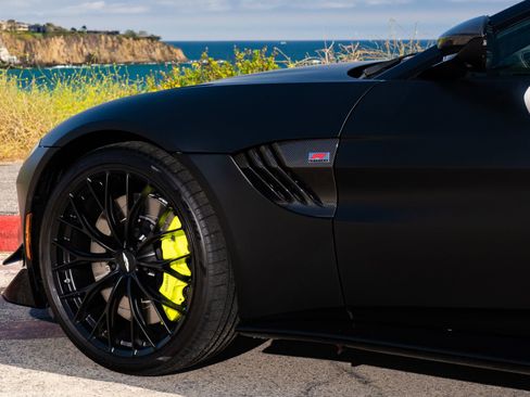 Used 2023 Aston Martin V8 Vantage Coupe RWD image 8
