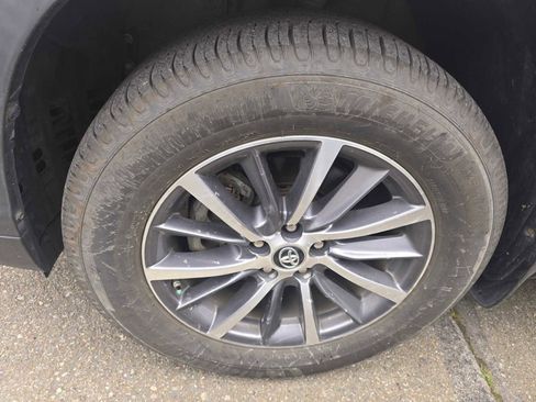 Used 2019 Toyota Highlander XLE AWD/4WD image 4