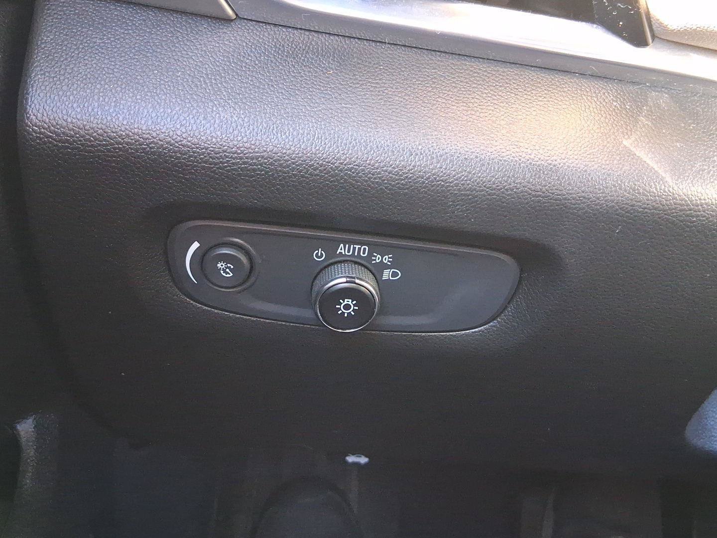 Used 2022 Chevrolet Traverse LT FWD image 18