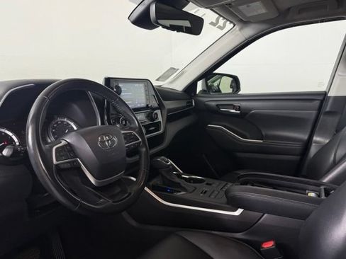 Used 2022 Toyota Highlander XLE AWD/4WD image 4
