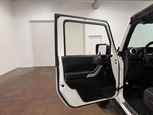 Used 2018 Jeep Wrangler Rubicon w/ Trailer Tow Group AWD/4WD image 40