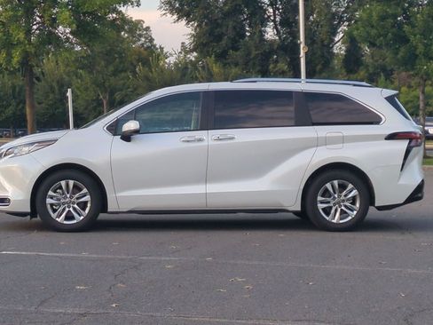 Used 2026 Toyota Sienna Limited AWD/4WD image 8