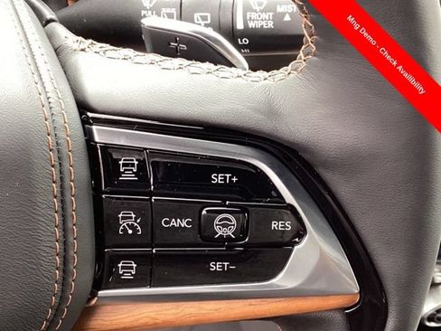 Used 2023 Jeep Grand Cherokee Summit AWD/4WD image 10