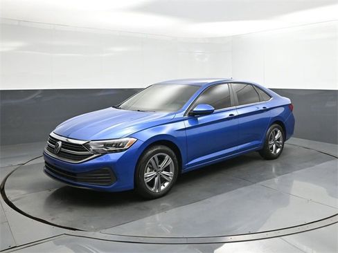 Certified 2022 Volkswagen Jetta SE image 1