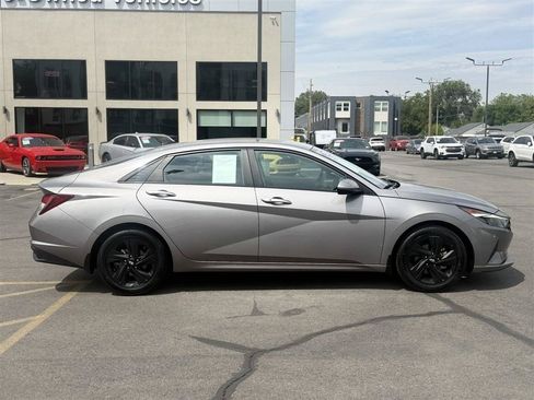 Used 2022 Hyundai Elantra SEL FWD image 8