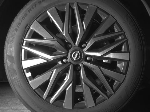 Used 2025 Nissan Altima 2.5 SV FWD image 13