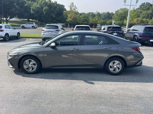 Certified 2025 Hyundai Elantra SE w/ Cargo Package FWD image 4