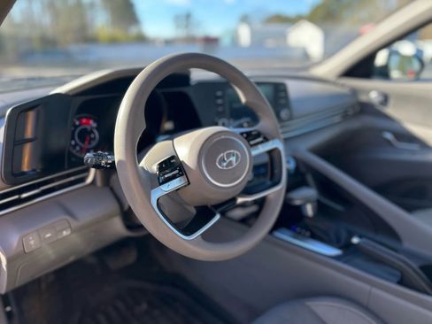 Used 2023 Hyundai Elantra SEL image 13