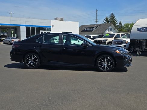 Used 2021 Toyota Camry SE FWD image 7