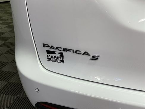 Used 2025 Chrysler Pacifica Limited image 38