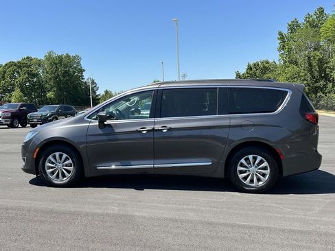 Used 2017 Chrysler Pacifica Touring-L image 25
