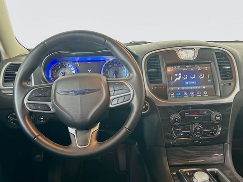 Used 2018 Chrysler 300 Touring L image 17