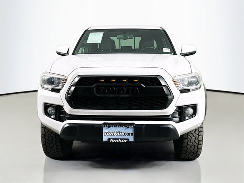 Certified 2017 Toyota Tacoma TRD Off-Road w/ Tow Package (A/T) image 2