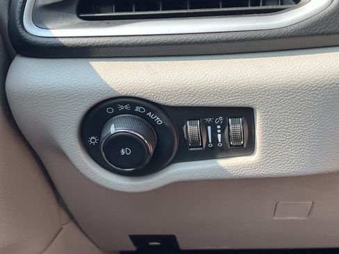 Used 2023 Chrysler Pacifica Touring-L FWD image 23