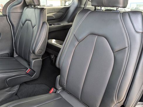 Used 2024 Chrysler Pacifica Touring-L w/ S Appearance Package image 29