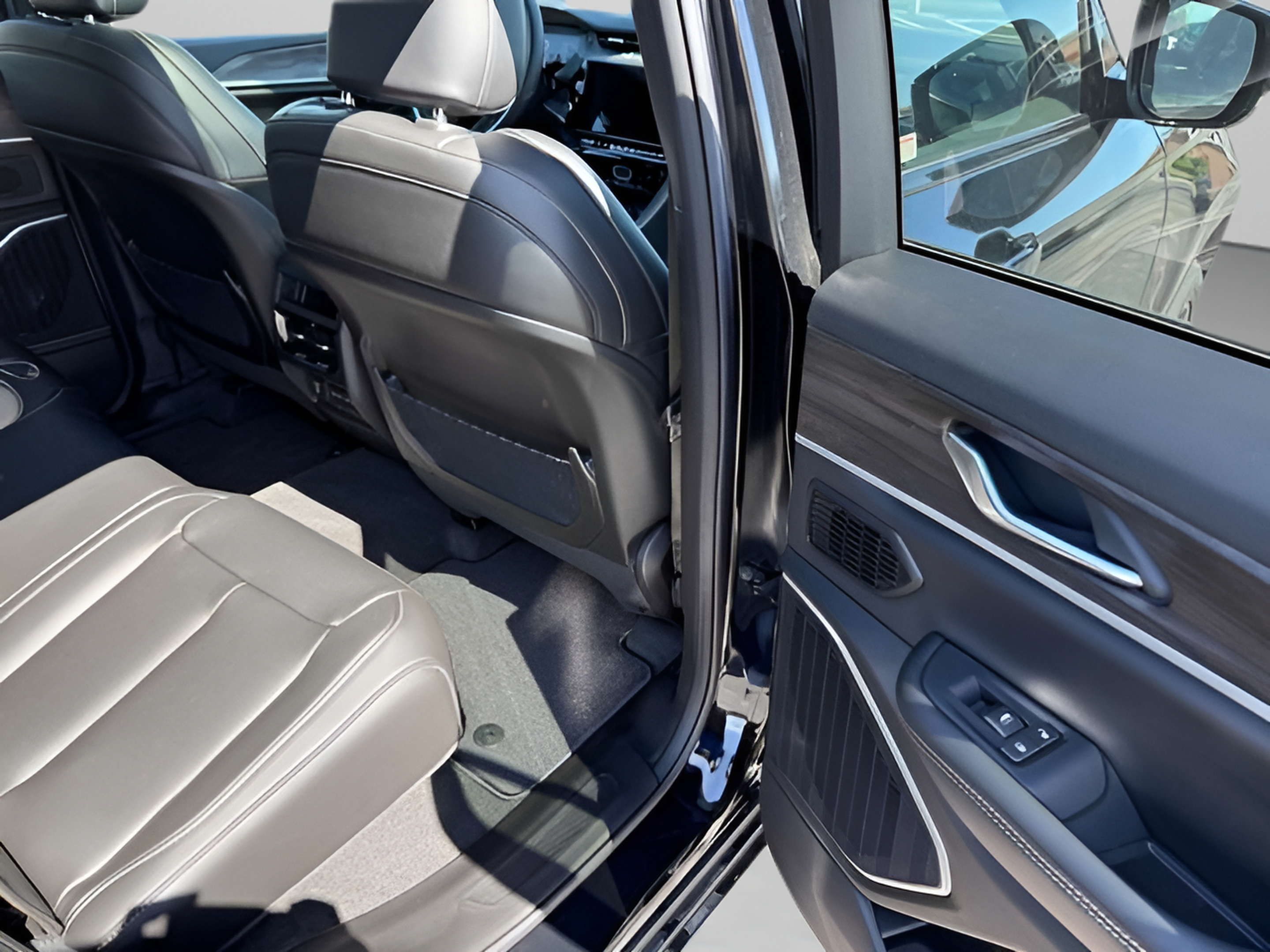 New 2026 Jeep Grand Cherokee Limited w/ Limited Altitude Package AWD/4WD image 11