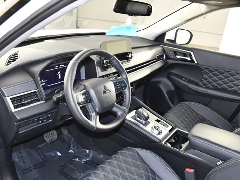 Used 2025 Mitsubishi Outlander SEL image 2
