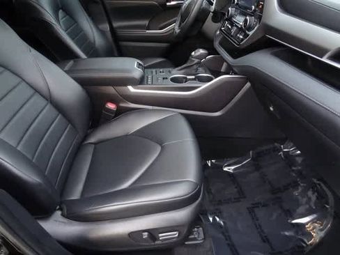 Used 2022 Toyota Highlander XLE image 20