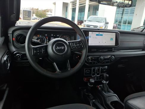 Used 2024 Jeep Wrangler Unlimited Rubicon image 11