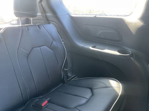 Used 2024 Chrysler Pacifica Limited w/ Uconnect Theater Family Group image 12