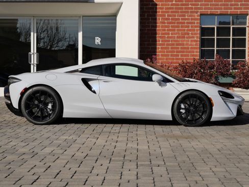 Used 2024 McLaren Artura RWD image 3