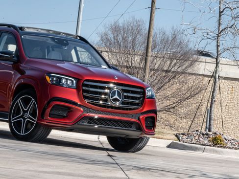 Used 2024 Mercedes-Benz GLS 450 4MATIC image 5