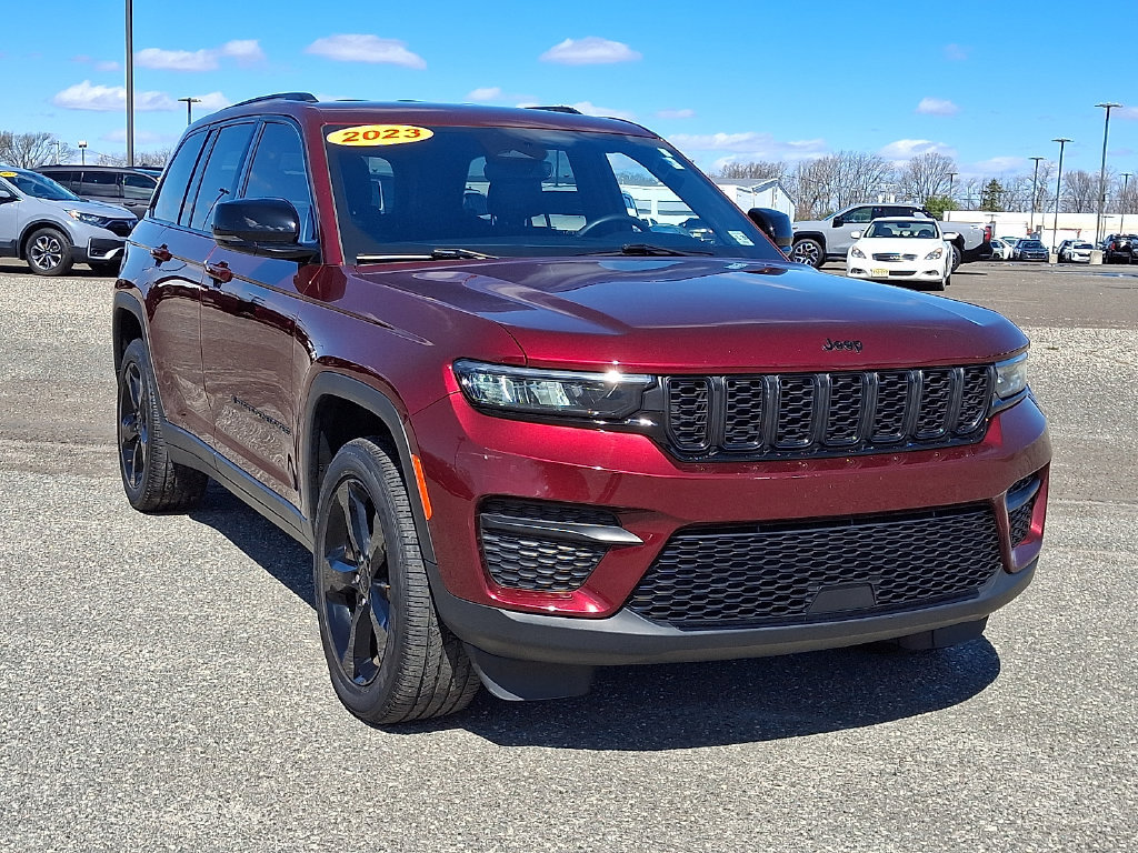 Used 2023 Jeep Grand Cherokee Altitude AWD/4WD image 2