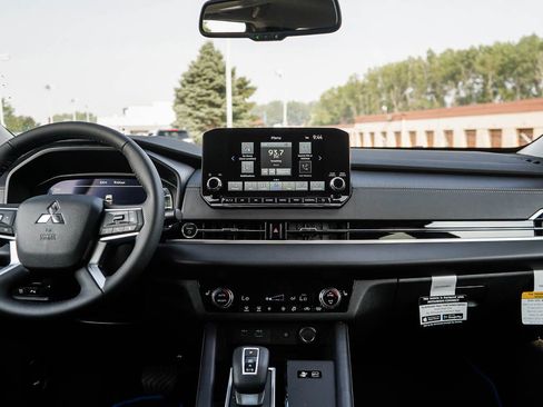 New 2025 Mitsubishi Outlander SE image 16