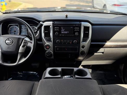 Used 2017 Nissan Titan SV image 15