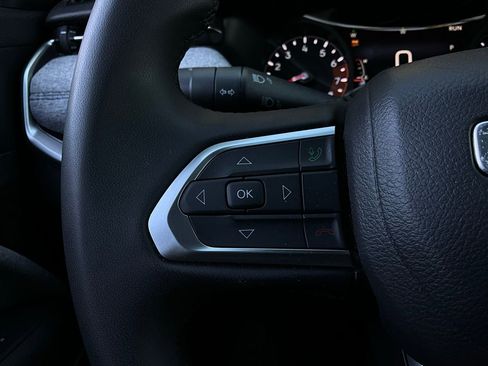 Used 2025 Jeep Compass Latitude image 34