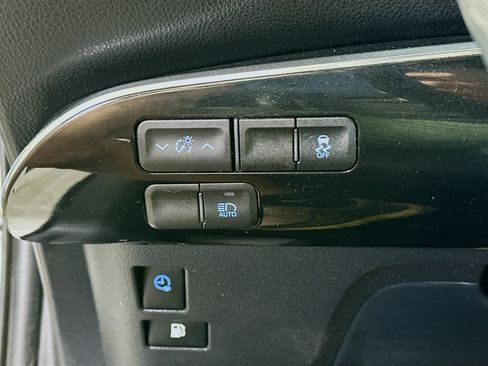 Used 2018 Toyota Prius Prime Premium image 16