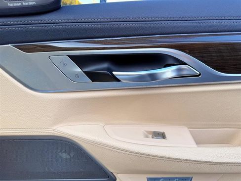 Used 2016 BMW 740i image 18