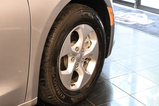 Used 2017 Chrysler Pacifica Touring Plus FWD image 36