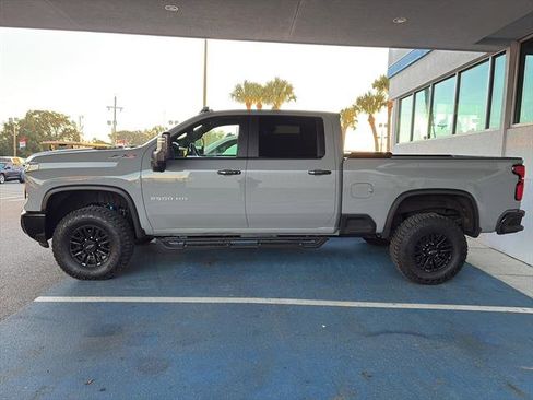 Used 2025 Chevrolet Silverado 2500 ZR2 w/ Technology Package image 4
