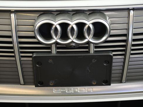 Used 2020 Audi e-tron Premium Plus image 16