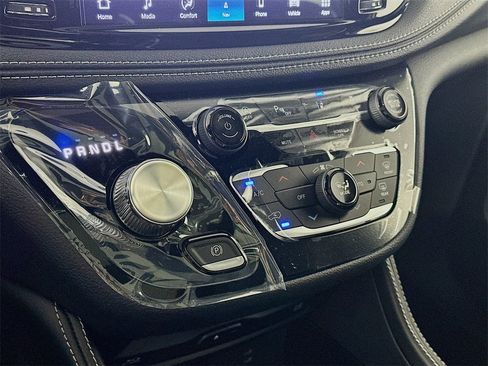 New 2026 Chrysler Pacifica Limited w/ Uconnect Theater Family Group image 12