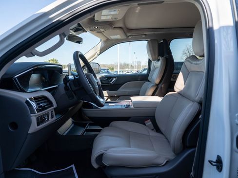 Used 2024 Lincoln Navigator Reserve image 19