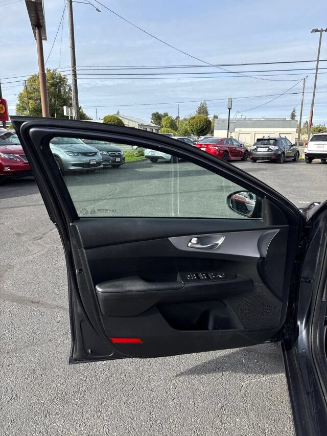Used 2022 Kia Forte LXS FWD image 8
