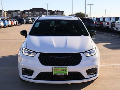 New 2026 Chrysler Pacifica Limited image 2