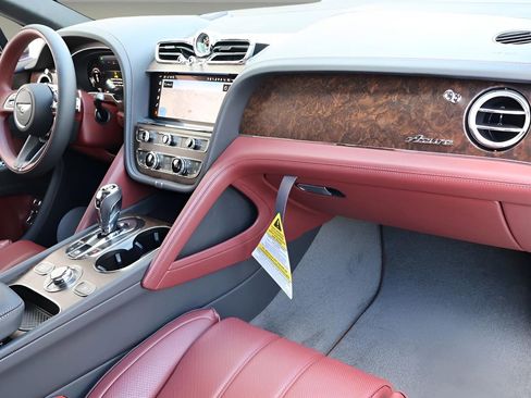 New 2025 Bentley Bentayga image 2