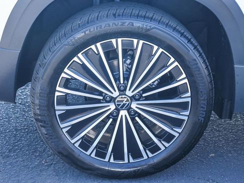 New 2025 Volkswagen Taos SE image 17