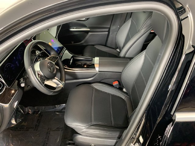 Used 2025 Mercedes-Benz GLC 300 4MATIC image 28