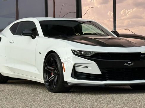 Used 2019 Chevrolet Camaro SS RWD image 17