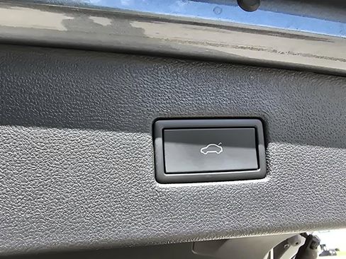 Used 2024 Volkswagen Tiguan SE image 33